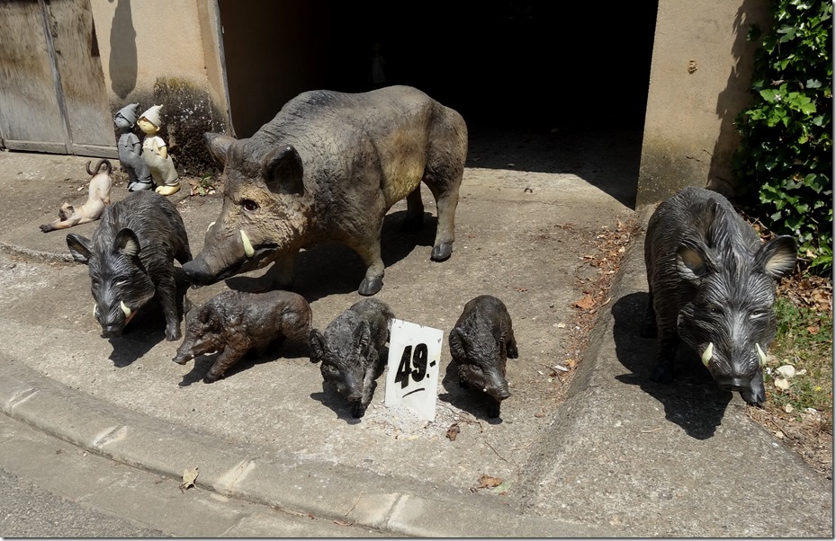 Art in Belves, a group of boars :)
