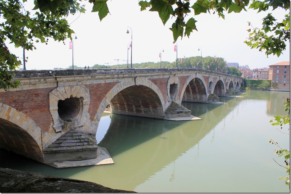 The Pont Neuf bridge across the Garonne